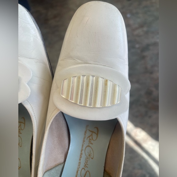 Vintage white mod leather shoes small heel Red Cross nurse sz 10 - Picture 2 of 9